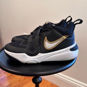 Nike Team Hustle D 11 Basketball shoes Big Kids size 3.5   - only worn indoors